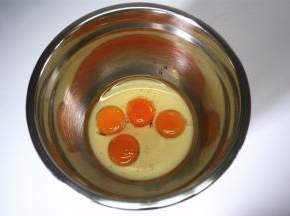 制作蛋糕糊：蛋黄，水，牛奶，20克细砂糖，玉米油同放入打蛋盆中，搅打至糖融化。