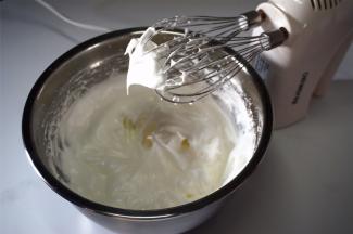 4个蛋清滴入几滴柠檬汁，分三次加入45克细砂糖，打发至湿性发泡。