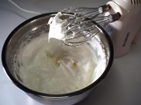 4个蛋清滴入几滴柠檬汁，分三次加入45克细砂糖，打发至湿性发泡。