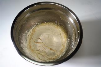 筛入低筋粉，拌至无颗粒状态。