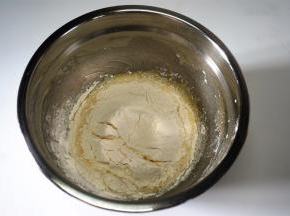 筛入低筋粉，拌至无颗粒状态。