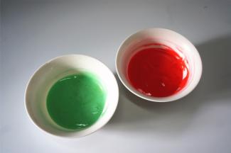 一大勺蛋黄糊，二大勺蛋白糊，2滴色素，拌均匀，分别做出绿色和红色的蛋糕糊。