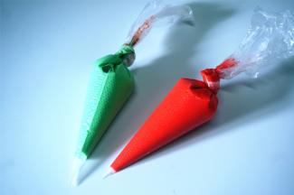 将蛋糕糊装入裱花袋，剪出一个小口。