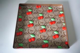 在图案纸上画出樱桃果和叶子，放入上下火180度预热好的烤箱中层烘烤3分钟定型。