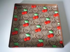 在图案纸上画出樱桃果和叶子，放入上下火180度预热好的烤箱中层烘烤3分钟定型。