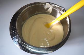 将剩余的蛋白糊和蛋黄糊切拌混合成为原色蛋糕糊。