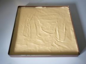 表面抹平整，震荡出大气泡，放入烤箱中层上下火175度烘烤20分钟，最后的5分钟将上火调至200度，下火保持175度不变，让表皮上色变老。