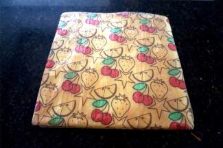 蛋糕出炉后倒扣到冷却架上，及时撕去底部的油纸，并盖回去，冷却至蛋糕温温的状态。