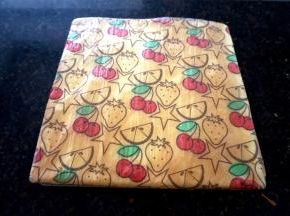 蛋糕出炉后倒扣到冷却架上，及时撕去底部的油纸，并盖回去，冷却至蛋糕温温的状态。