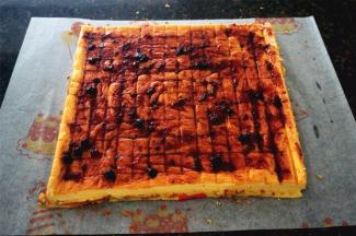 翻转，抹上一层蓝莓果酱或者淡奶油，夹馅随个人喜好来做就行，将蛋糕卷起，定型30分钟。