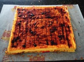 翻转，抹上一层蓝莓果酱或者淡奶油，夹馅随个人喜好来做就行，将蛋糕卷起，定型30分钟。