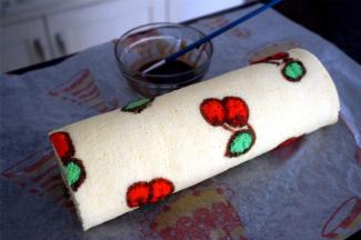 最后用巧克力酱描边并画出果蒂即可。