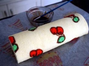 最后用巧克力酱描边并画出果蒂即可。