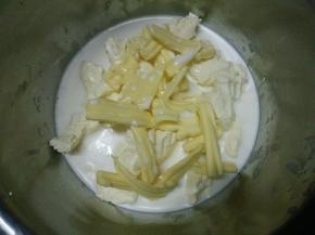 将奶油奶酪切小块，黄油切小块，放入盆里，加入牛奶隔热水融化。开小火，一边隔水加热，一边用蛋抽将黄油和奶油奶酪搅拌至完全融化，成乳膏状无颗粒端里热水。