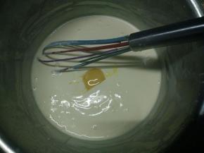 将蛋黄分次加入奶酪糊中，每加入一个蛋黄都要搅拌均匀后再加入另一个蛋黄，用蛋抽搅拌均匀。