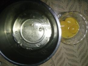 将蛋白和蛋黄分离在两个干净的容器中。