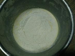 再刷入低筋面粉和玉米淀粉。