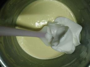 取1/3蛋白霜加入蛋黄糊里面，用橡皮刮刀翻拌均匀。