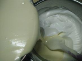 拌均匀后再倒回剩下的蛋白霜内继续翻拌均匀。