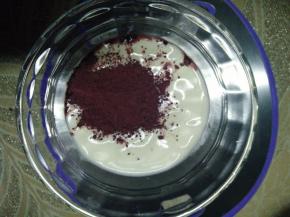 挖一小勺蛋糕糊出来加入适量红曲粉拌均匀后装入裱花袋。