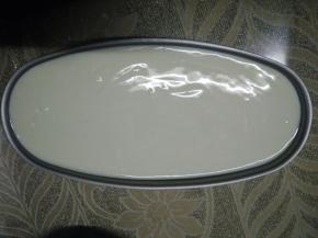 将蛋糕糊倒入模具中。预热烤箱140度