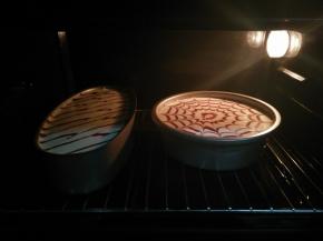 烤盘放在最底层，烤盘里面装一盘温水（水的温度只要70度左右）再将烤网插在和烤盘同一层的地方，再将模具放在烤网上，以上下火130度，烘烤80分钟，烘烤结束后不要马上拿出来，利用烤箱余温让蛋糕在烤箱里面焖着，等凉了，拿出来。(我这图上是做了两份的量，所以有两个模具)