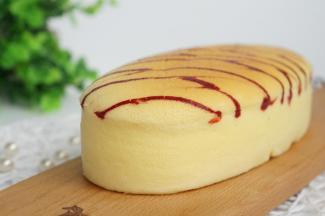 无需倒扣，乳酪蛋糕晾凉后会自动脱落边缘，固底模具烤的乳酪蛋糕如何脱模呢，我就来说一说，先准备一个干净的盘子要无水的，将蛋糕轻轻的倒扣在盘子上，撕去底部表面的油纸，再将蛋糕倒扣到另外一个盘子上。再放入冰箱冷藏四个小时。