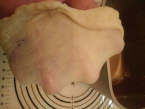 将粉类原料称重后放在一起，盐与酵母分开放两边，再加入液体原料，将面团揉至表面光滑后加入软化好的黄油，继续揉，面团揉至出膜。