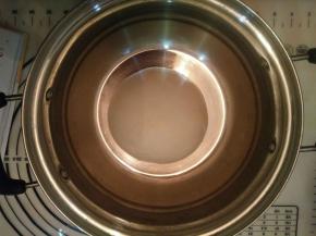 将揉好的面团放入盆里，表面盖上保鲜膜，放温暖处进行基础发酵。发酵至两倍大小，大约一个小时了左右