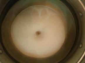 手指蘸粉插入面团中，小洞不回弹，面团不塌陷。