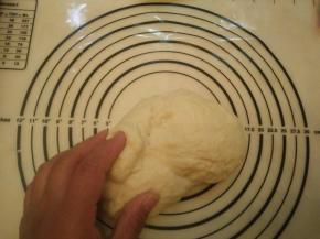 取出面团，将面团轻压排出大气泡。