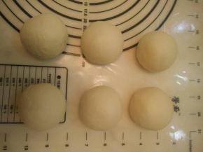 将小面团滚圆，盖上保鲜膜，松弛15分钟。