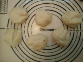 将面团分割成六等份。