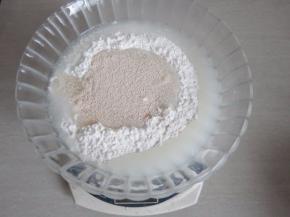 将中种材料混合揉成光滑面团，室温发酵。