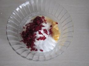 蔓越莓椰蓉馅制作：将椰蓉、细砂糖、牛奶、蛋液、黄油、切细的蔓越莓全部放入碗中。