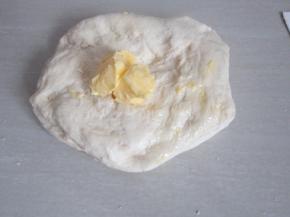 揉至面团略有筋度时加入融化好的黄油。