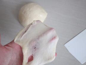 继续摔打至出透明手套膜。