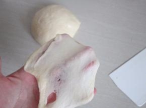 继续摔打至出透明手套膜。