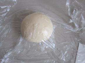 盖上保鲜膜室温发酵30分钟。