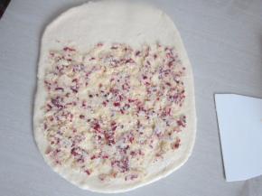 在面片的三分之二铺上蔓越莓椰蓉馅