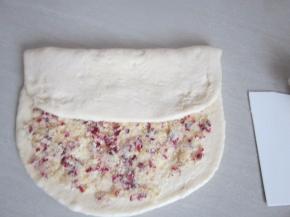 将没抹的三分之一面折过来。