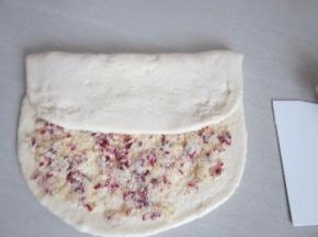 将没抹的三分之一面折过来。