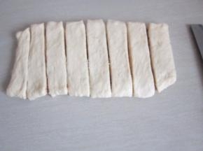 将面慢慢擀开，用刀切出均等着的条状。