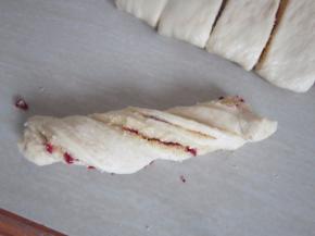 抓住两头反方向扭成麻花状。两头稍稍固定一下。