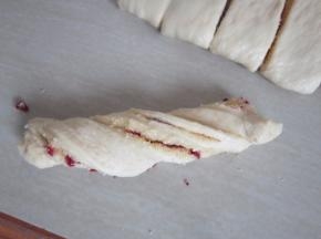 抓住两头反方向扭成麻花状。两头稍稍固定一下。