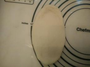 取一个松弛好的面团擀成牛舌状。