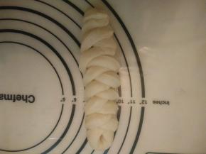 编好的辫子，尾部收尾要捏紧，免得发酵的时候撑开。