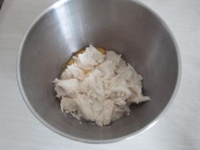 发酵好的中种面团撕成小块，加入主面团除黄油外的材料混合揉成光滑面团。