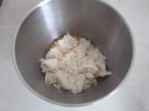 发酵好的中种面团撕成小块，加入主面团除黄油外的材料混合揉成光滑面团。