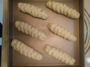 将整形好的面包坯放入烤盘中进行二次发酵。